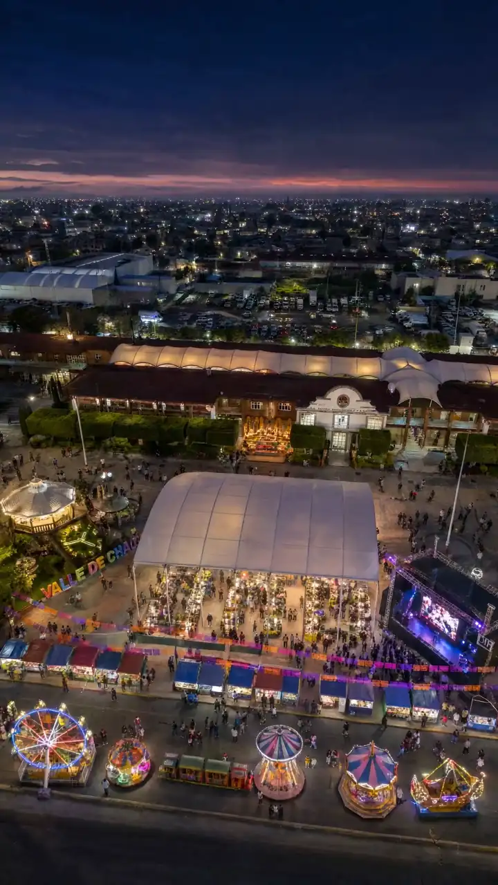 La explanada del Palacio Municipal con el domo de productores, el escenario a un costado y la feria sobre la avenida