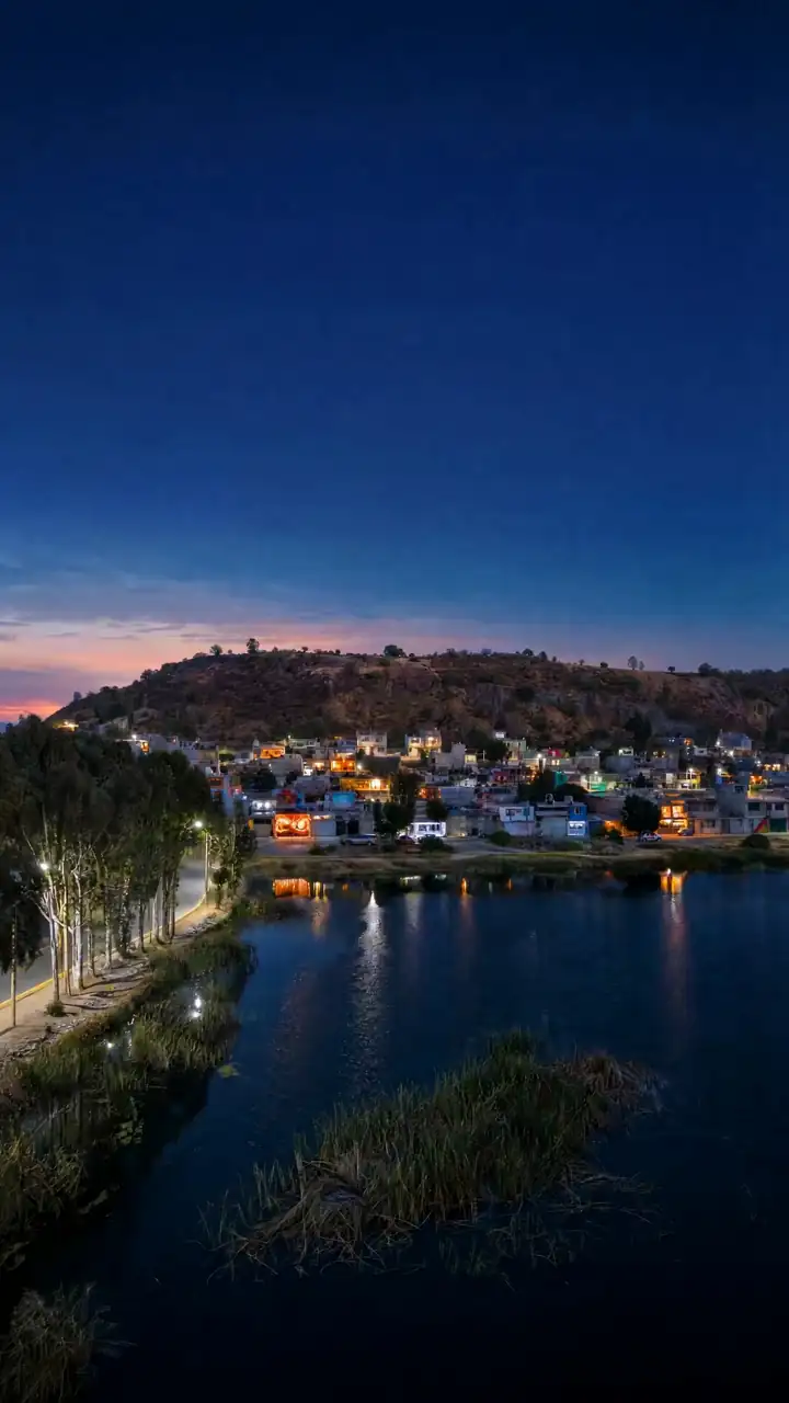 La laguna al pie del volcán Xico, con tular y la carretera en la orilla